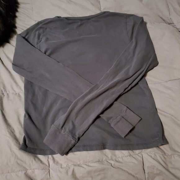 HOLLISTER embroidered floral long sleeve dark gray tee - Picture 4 of 4